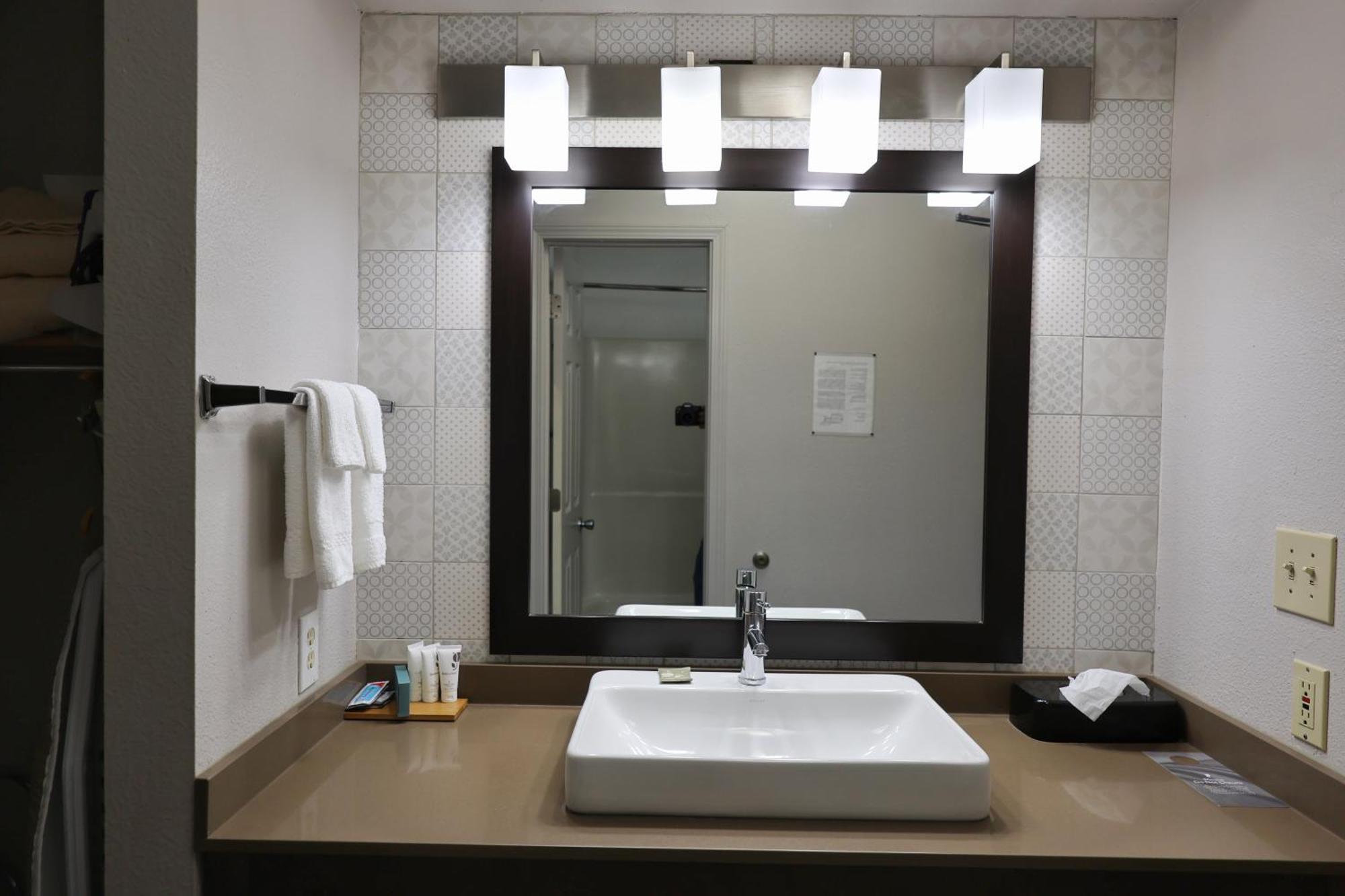 Country Inn & Suites By Radisson, Sparta, Wi Bagian luar foto